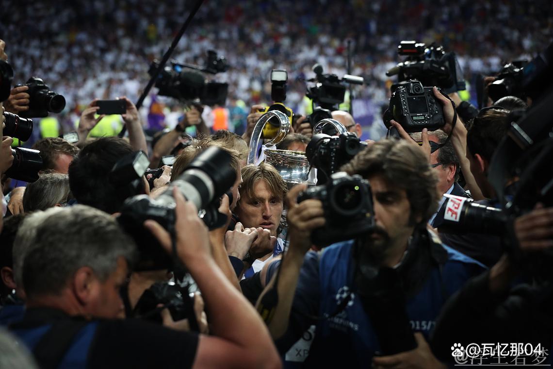 热刺欧联夺冠20万球迷狂欢，麦迪逊受访途中险出意外