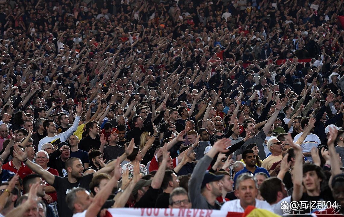 热刺欧联夺冠20万球迷狂欢，麦迪逊受访途中险出意外